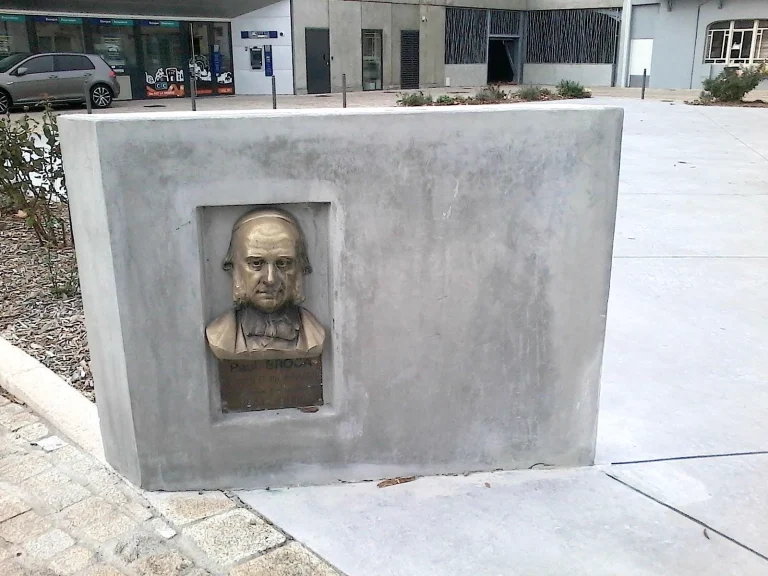 Statue Place Broca 33220 Sainte-Foy-la-Grande